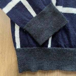 🔥 Wool navy and white Gap sweater, size XS